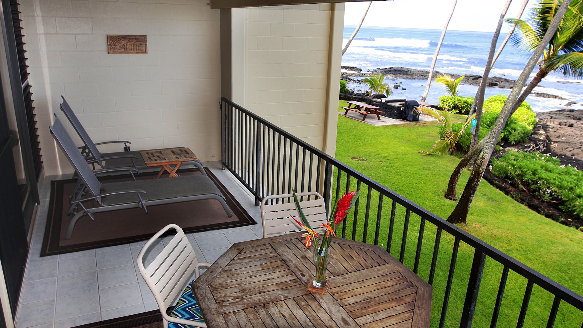 Beautiful Hawaiian Oceanfront Condo w private lanai and ocean breezes