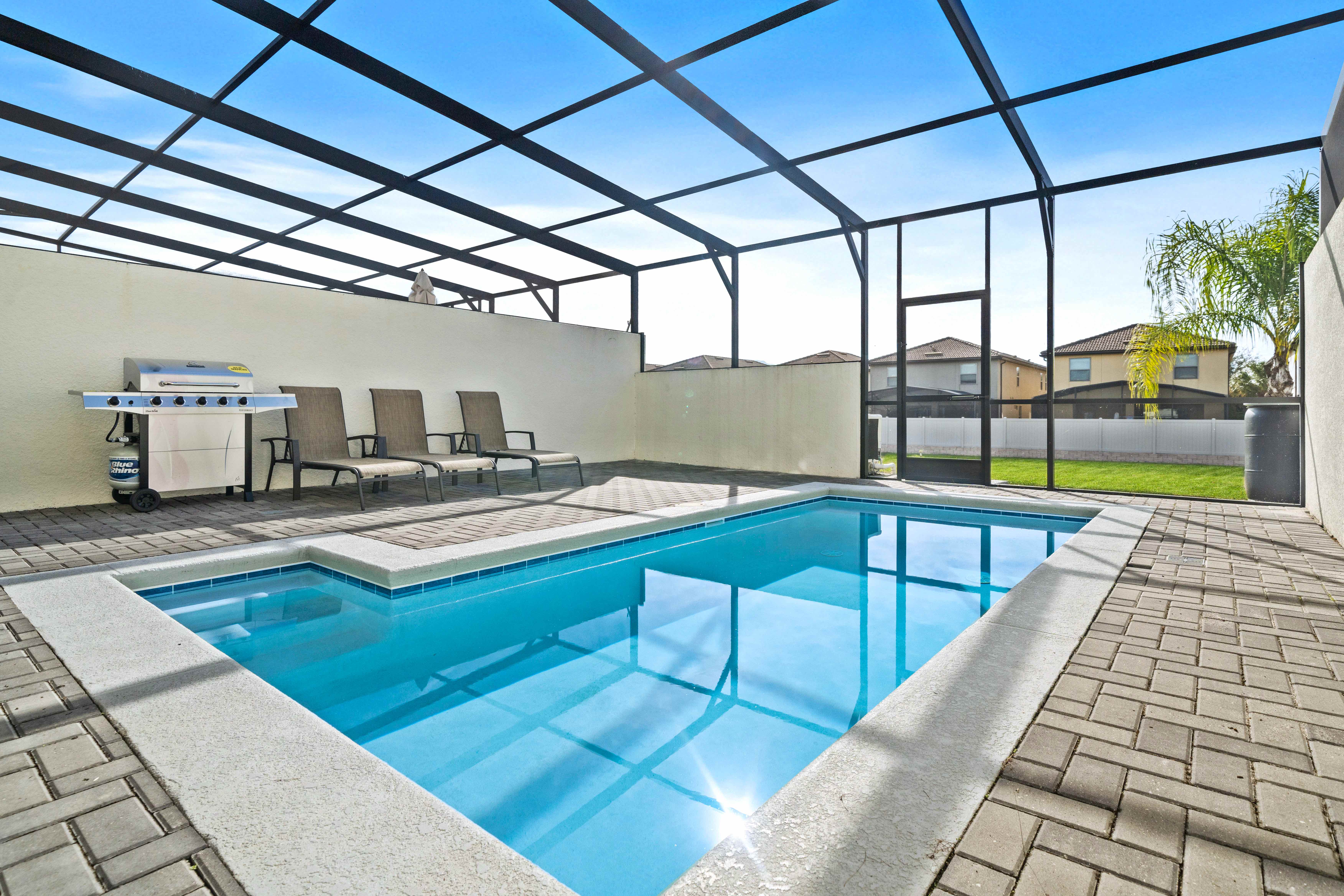 Splendid private Pool of the Apartment in Kissimmee - Cosy beach chairs available - Dive into refreshing poolside escape - Immerse yourself in the cool elegance of our pool - Experience ultimate relaxation in our poolside paradise