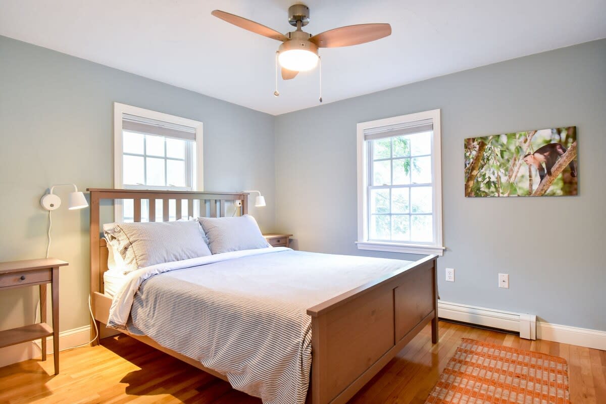 Fully Renovated Walk to Scargo Lake!