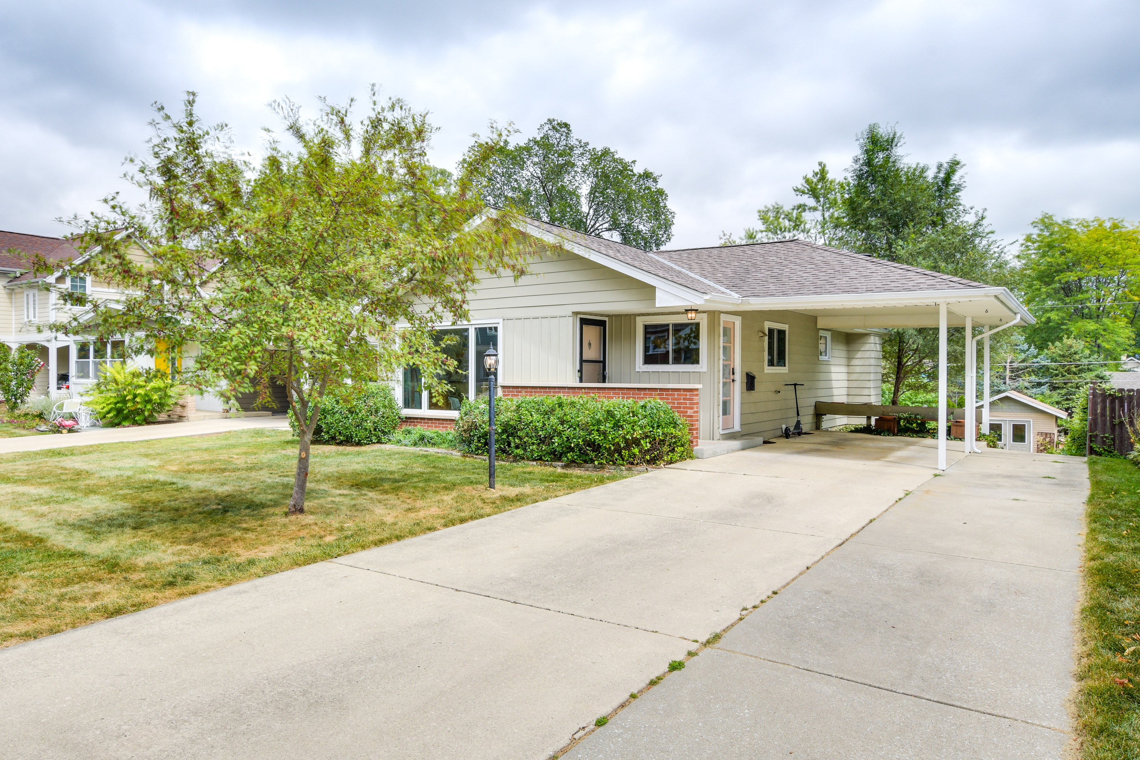 Glen Ellyn Home: Walk to Downtown Dining & Shops!