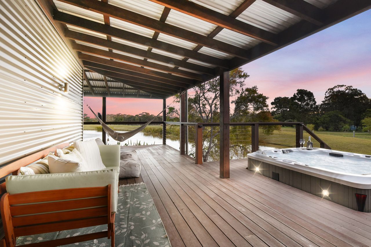 Property Image 1 - Lilies Luxe on Lovedale with Spa - Lakeside with heated 4 person Luxe Spa 5star 