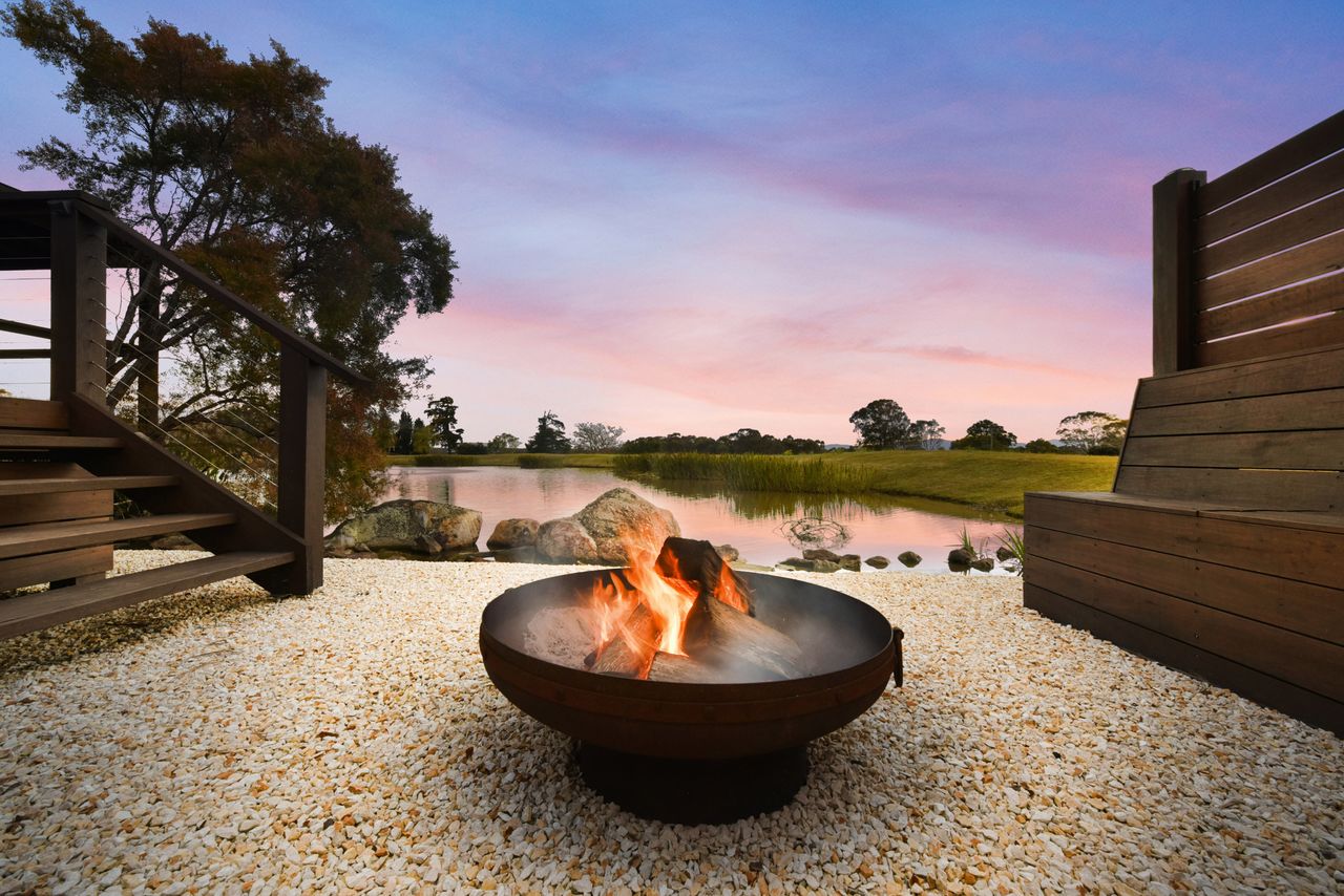 Property Image 1 - Lilies Luxe on Lovedale with Spa - Lakeside with heated 4 person Luxe Spa 5star 