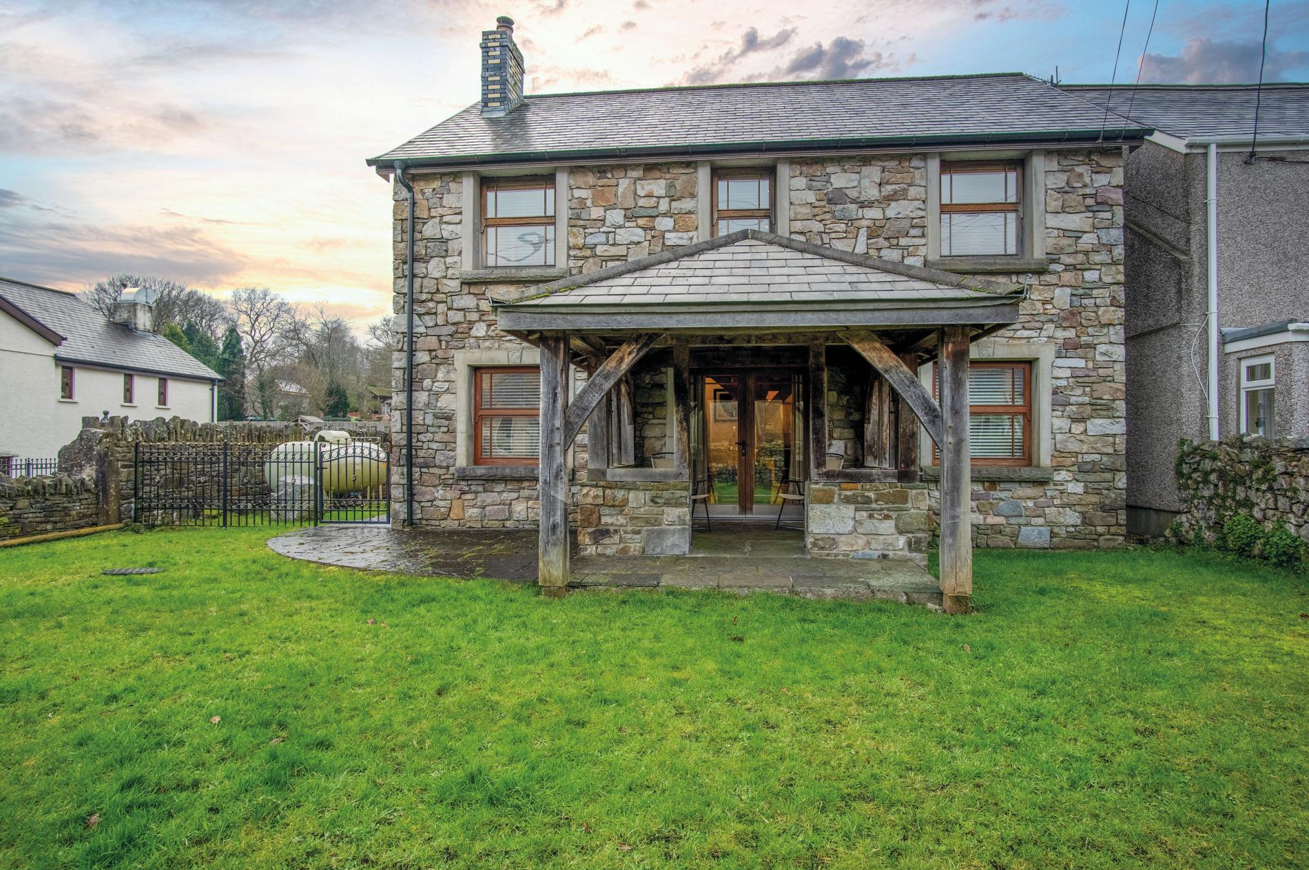 Property Image 1 - Oak Lodge - Hot Tub - Pen Y Cae Inn