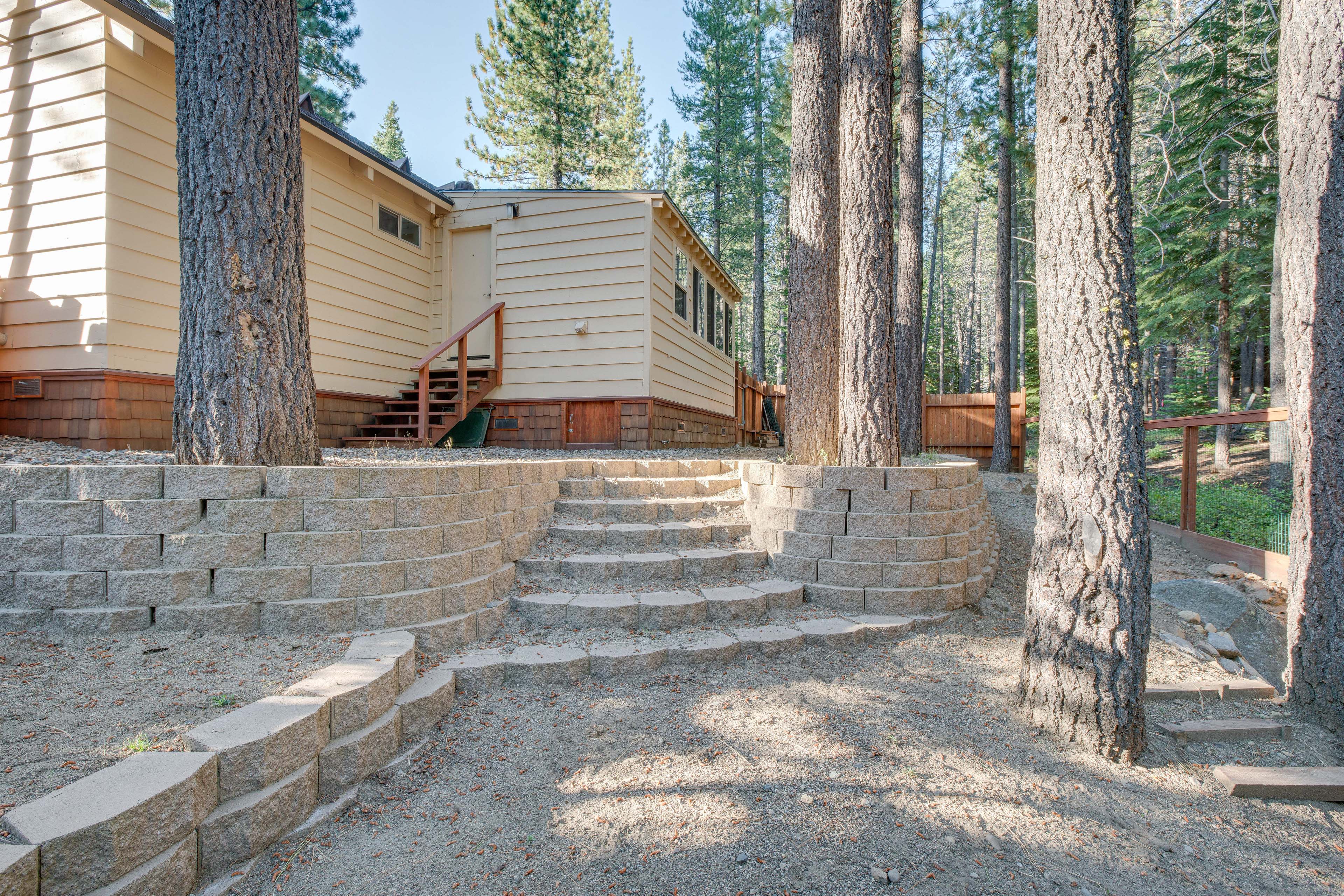 Serene South Lake Tahoe Getaway w/ Spacious Deck!