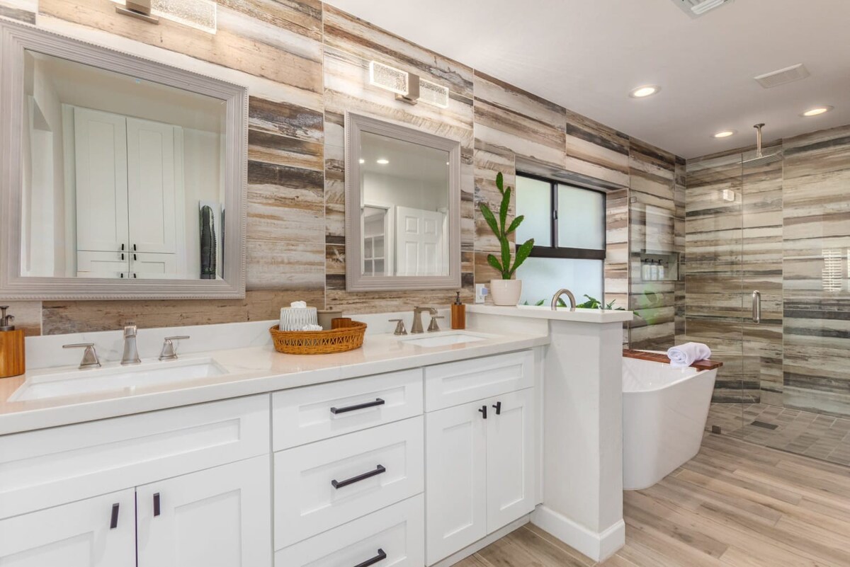 Custom spa-like primary en-suite bathroom with soaking tub