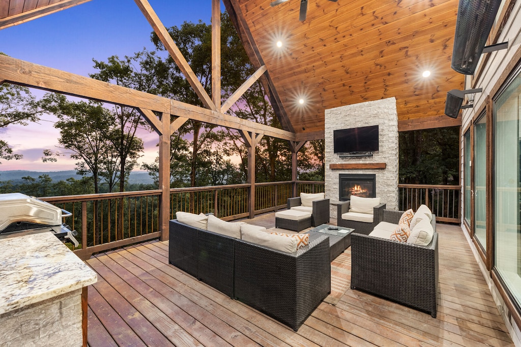 Massive back deck area