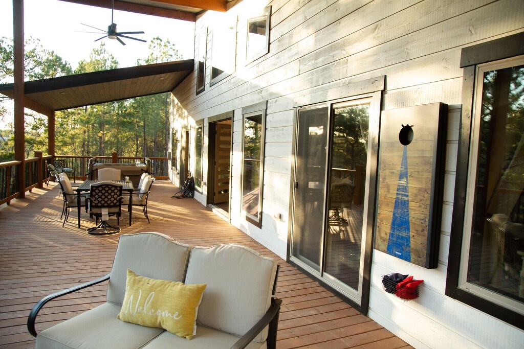 Large back deck area with corn hole games