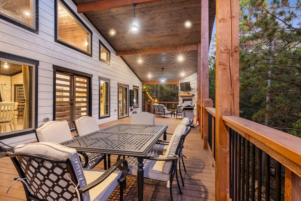 Large back deck area