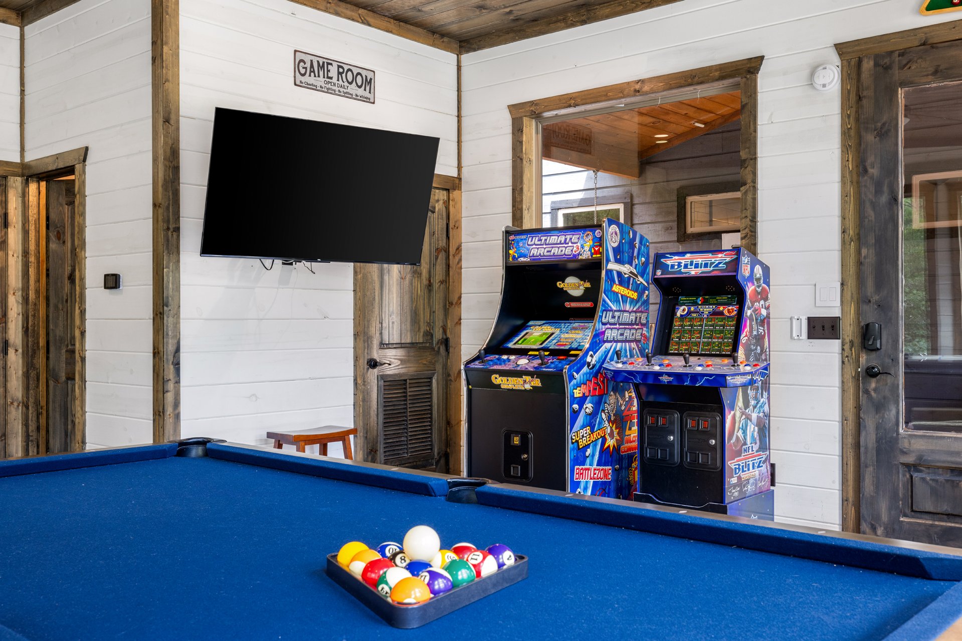 Deluxe arcade (Ultimate Arcade 3 & Blitz) and pool table