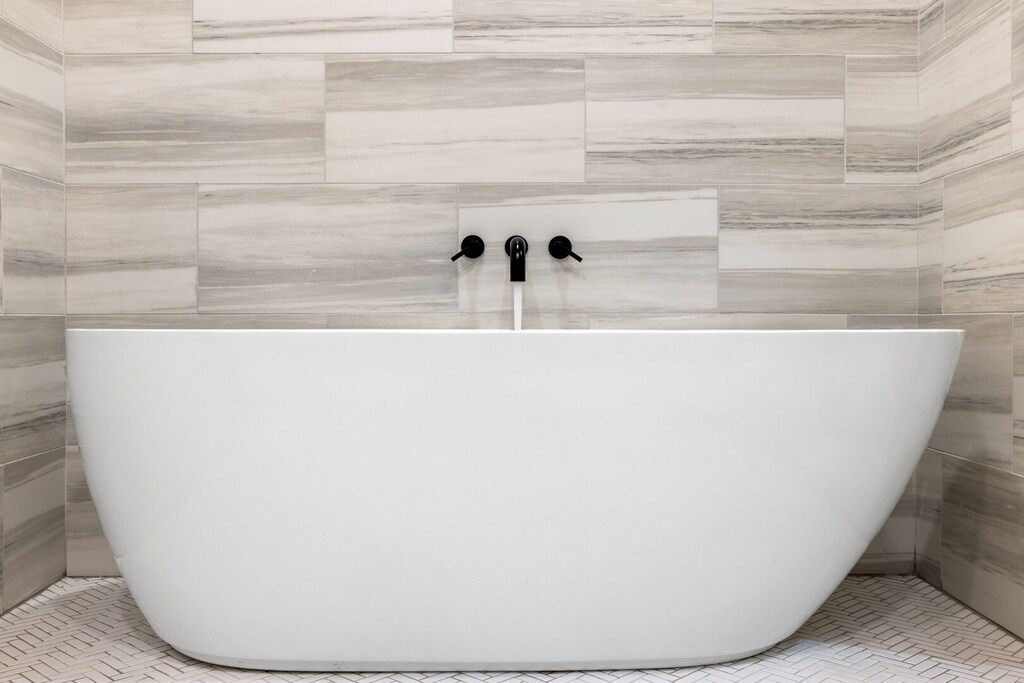 Soaking tub