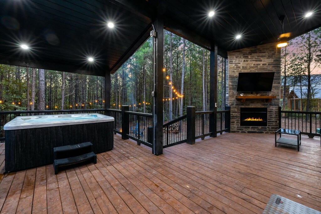 Hot tub, TV and gas fireplace