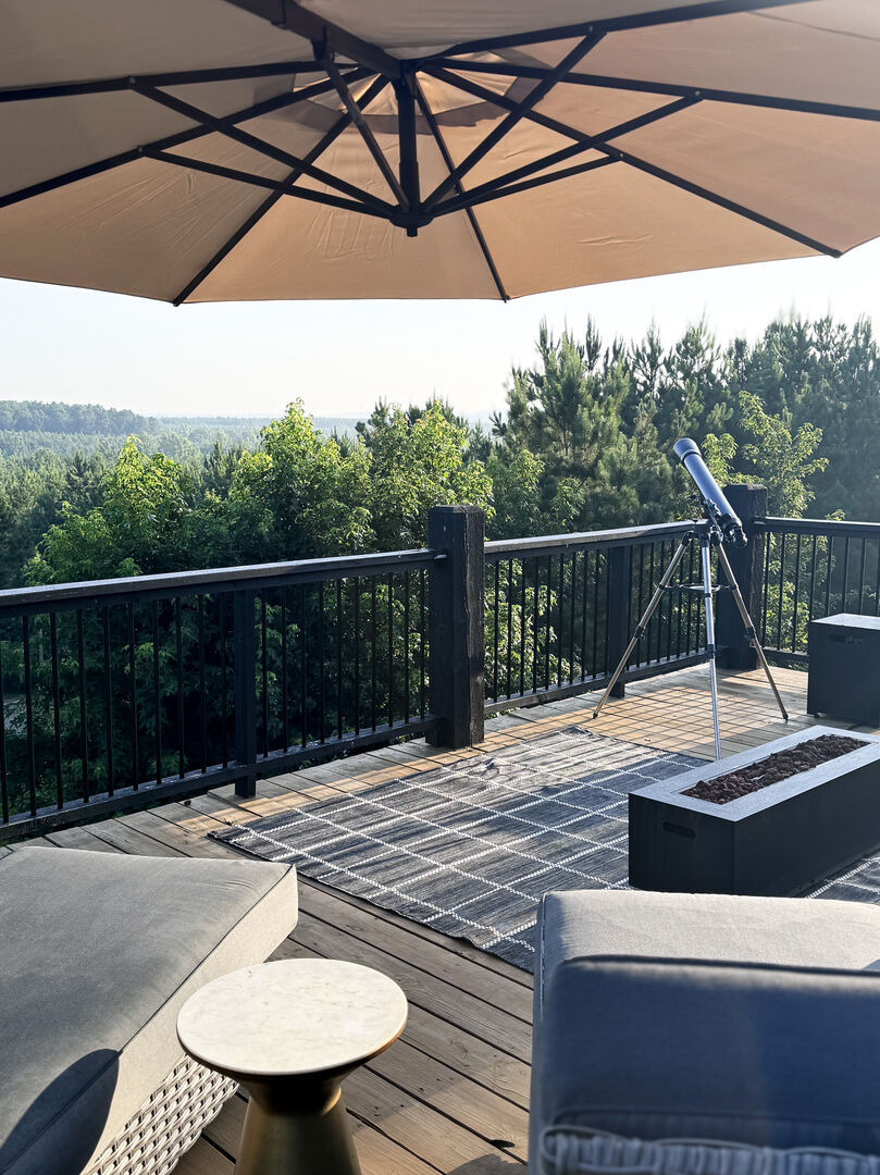 Really beautiful stay, they had everything you could need ... a nice warm fire outside, relaxed in the hot tub, even shared a charcuterie board on the deck.