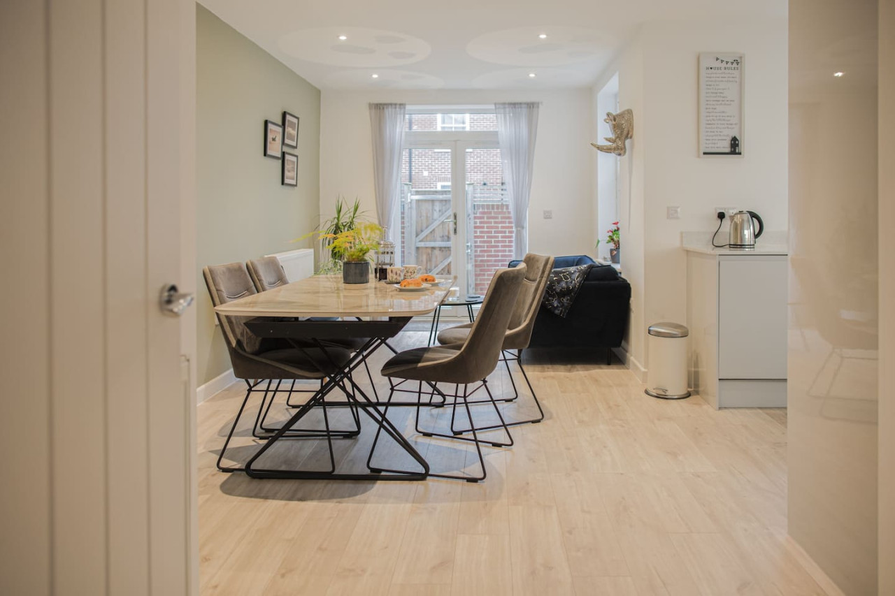 Stunning 2 Bed with Private Patio and Free Parking