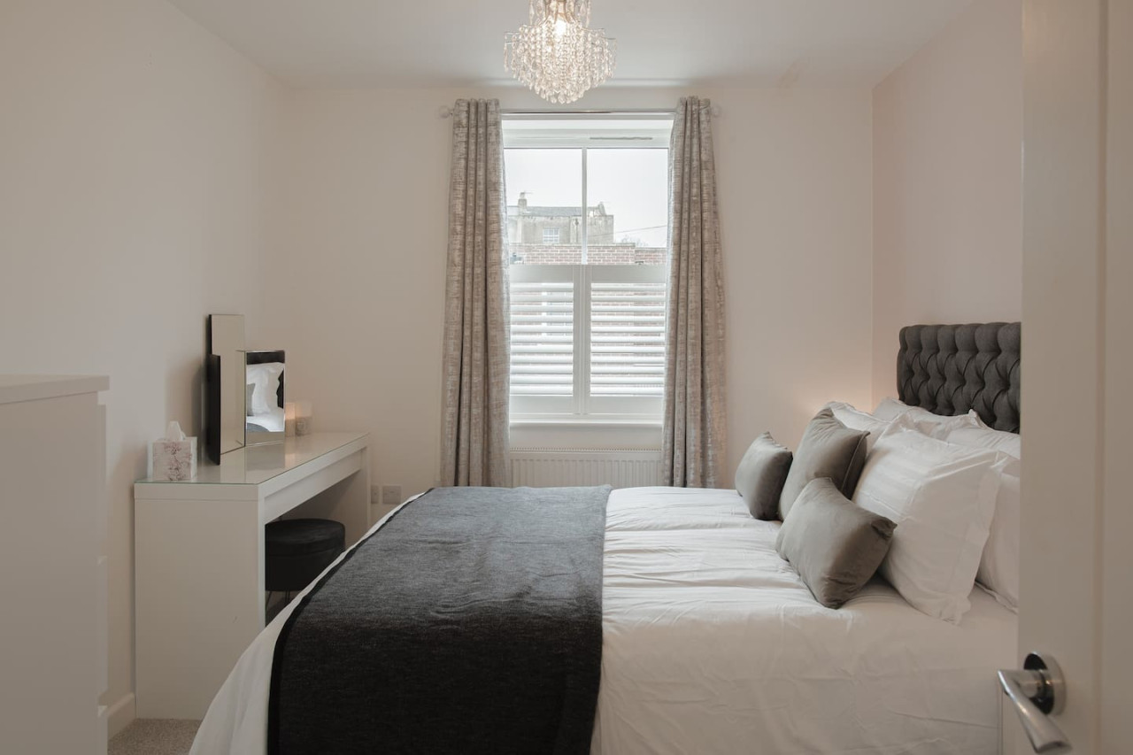 Property Image 2 - Stunning 2 Bed with Private Patio and Free Parking