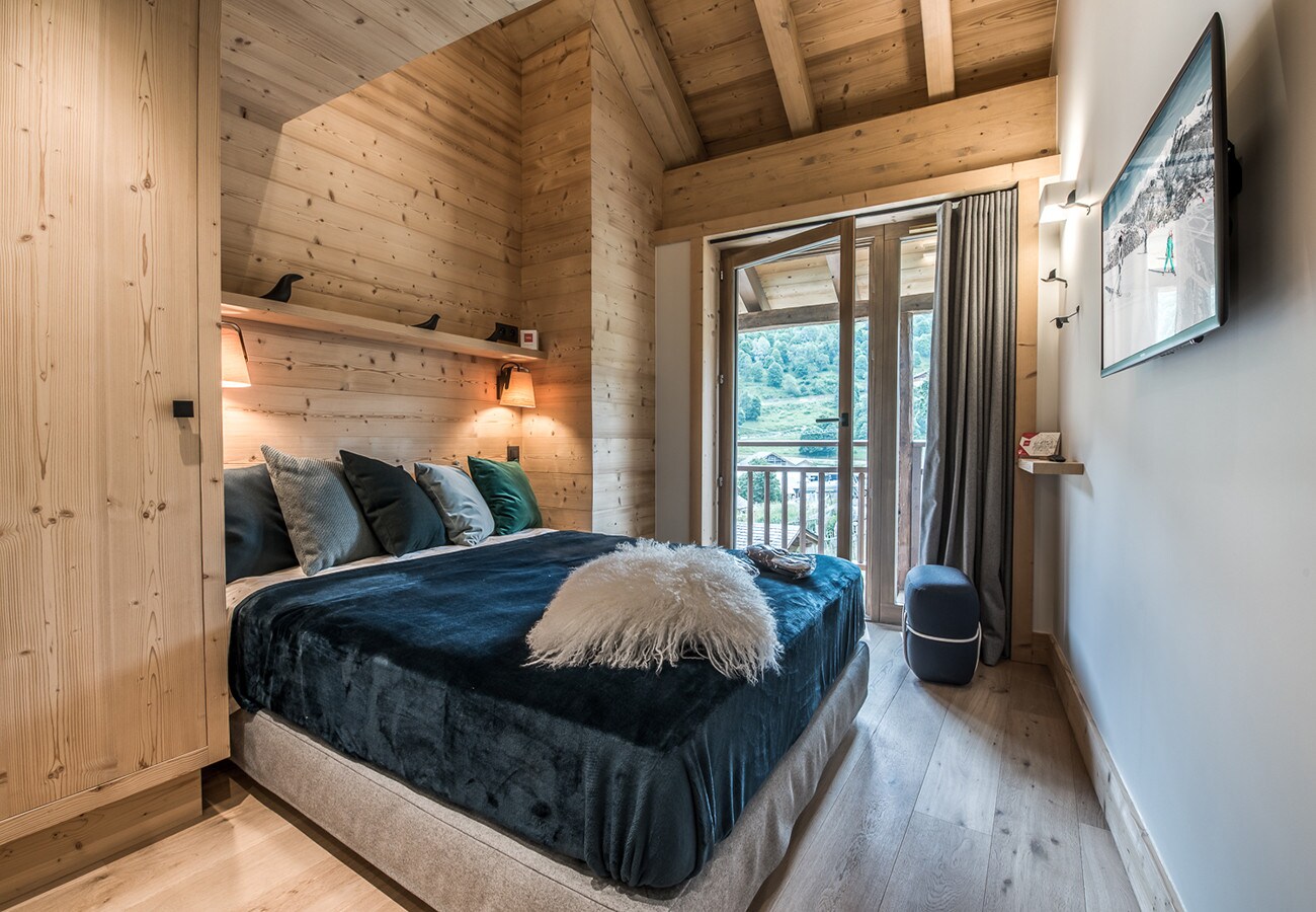 Property Image 1 - Luxury Chalet in les Allues, Meribel. Few meters from skilifts - Sauna, 5 bedrooms, sleeps 10 pax.