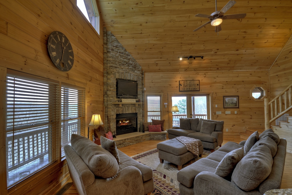 Blue Jay Cabin- Living room area
