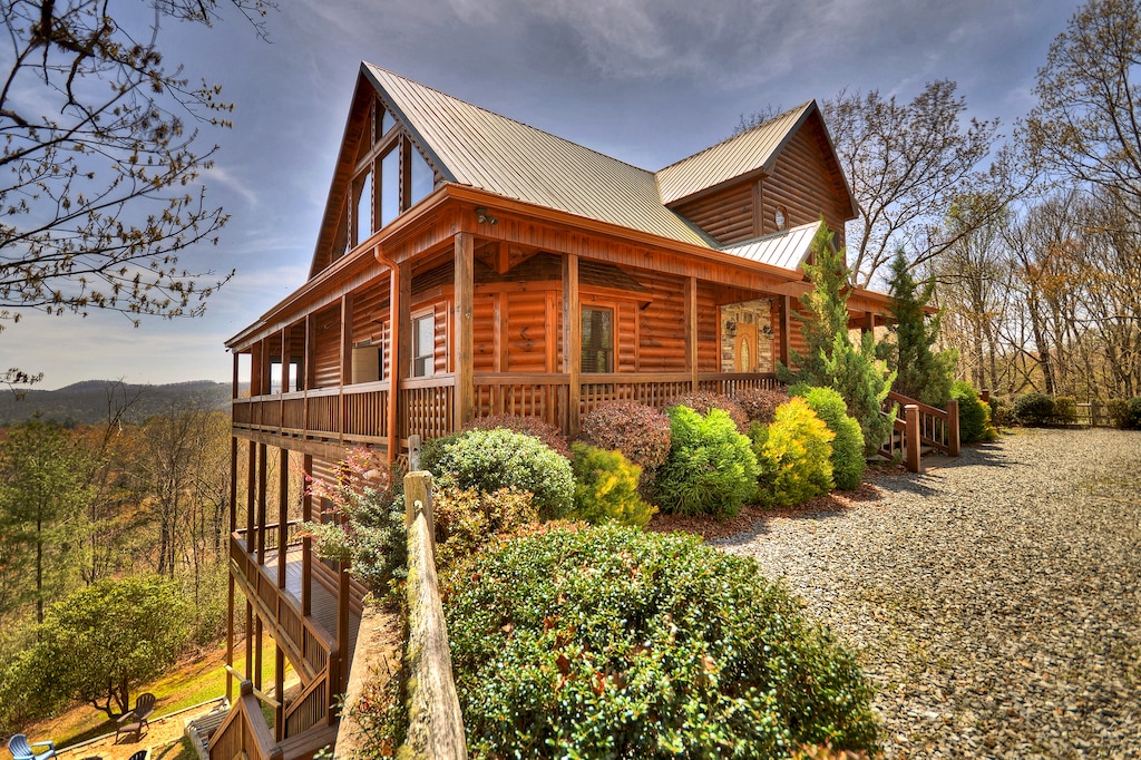 Blue Jay Cabin- Exterior side and front