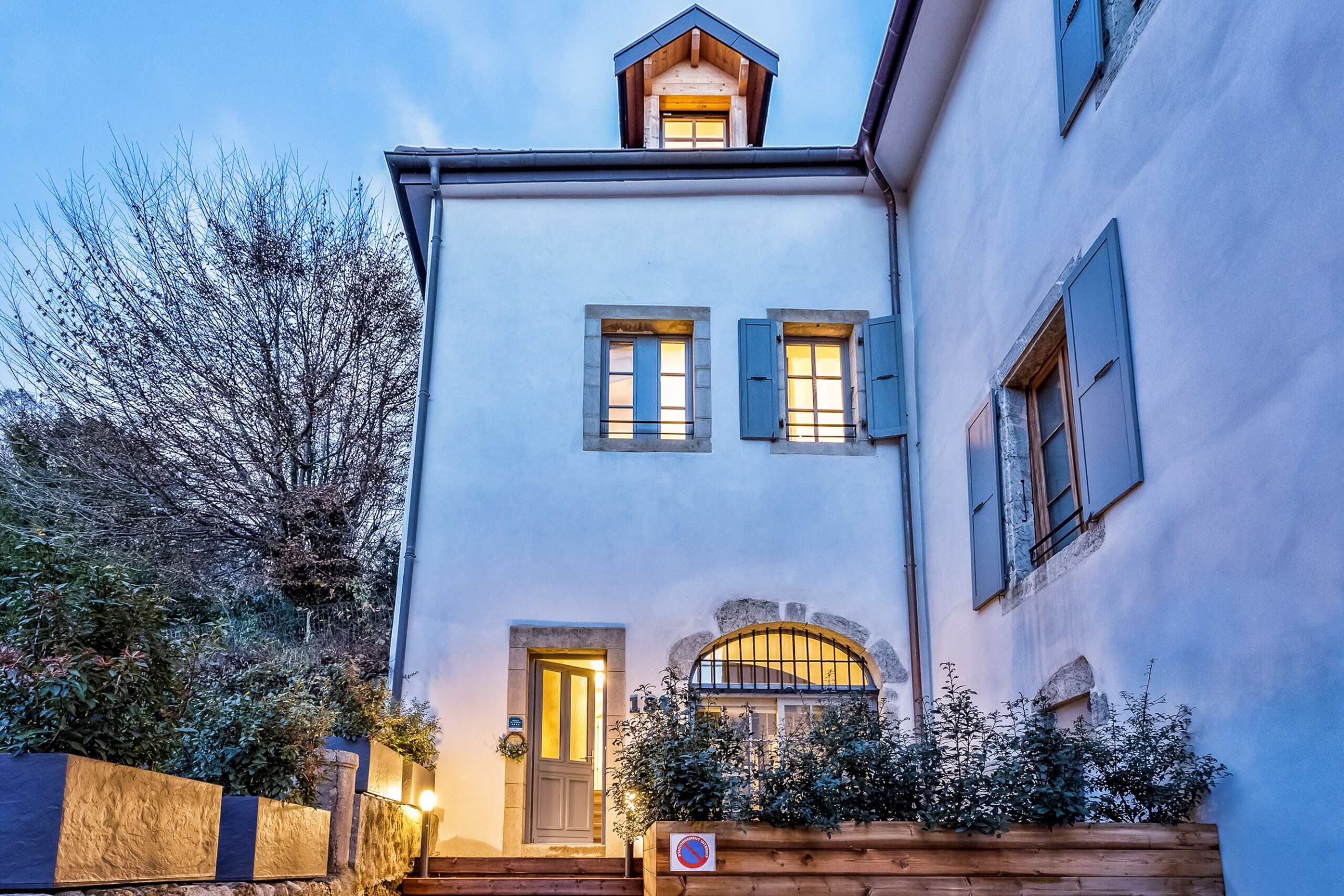 Front of the house - entrance + terrace 