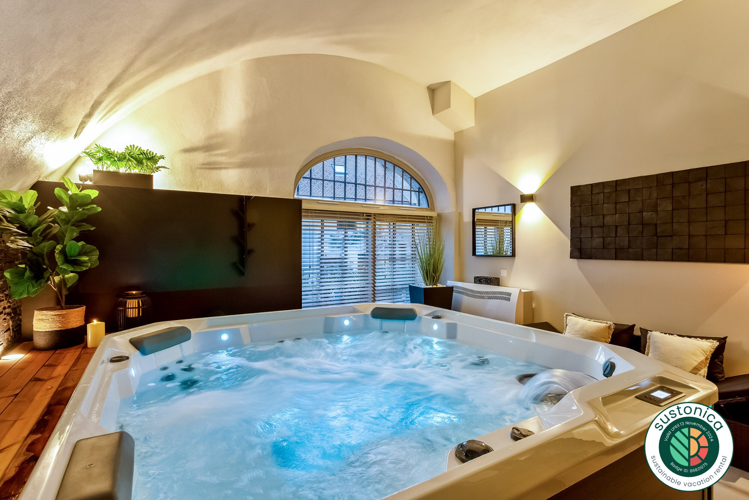 Private indoor jacuzzi 