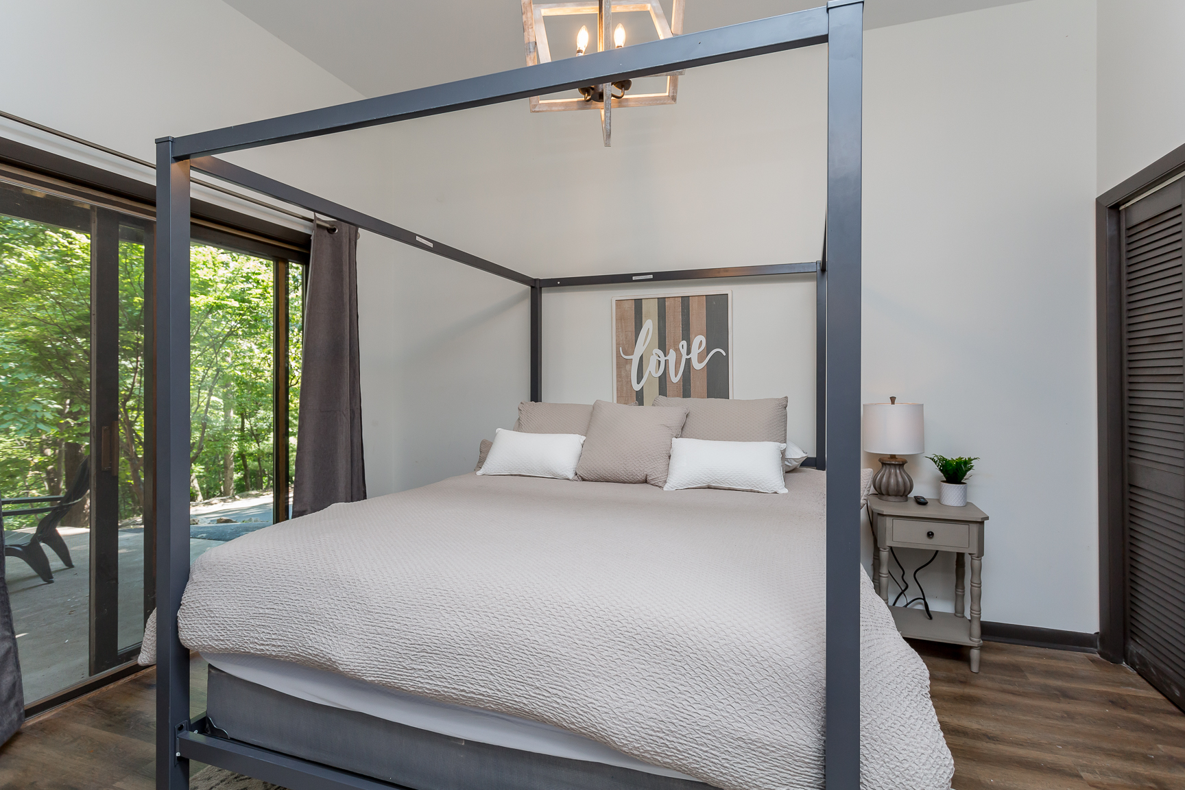 Sprawling 15 BR Log Haven Great for Reunions