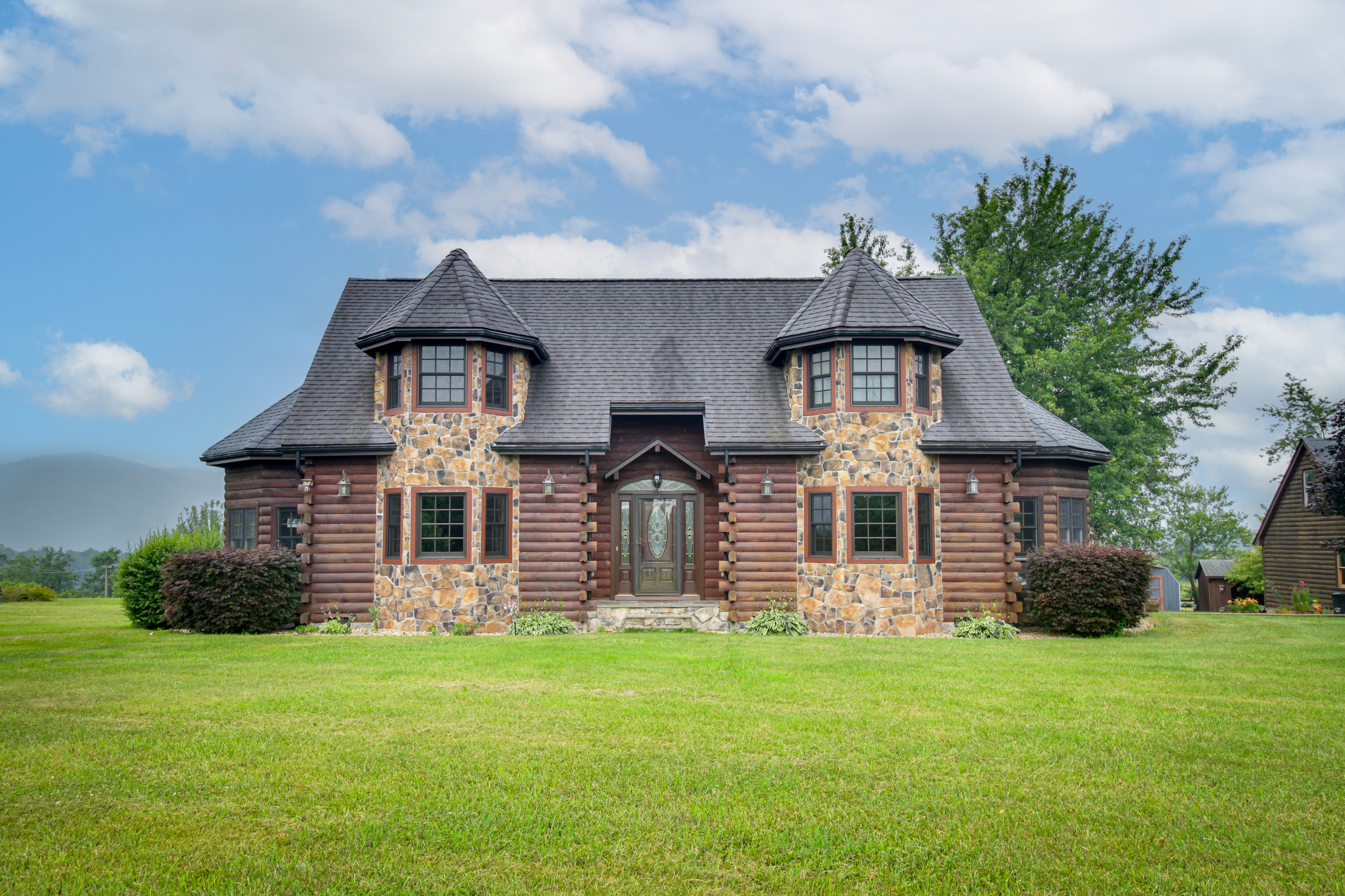 Property Image 1 - Peaceful Raphine Cottage w/ Deck & Fireplace!