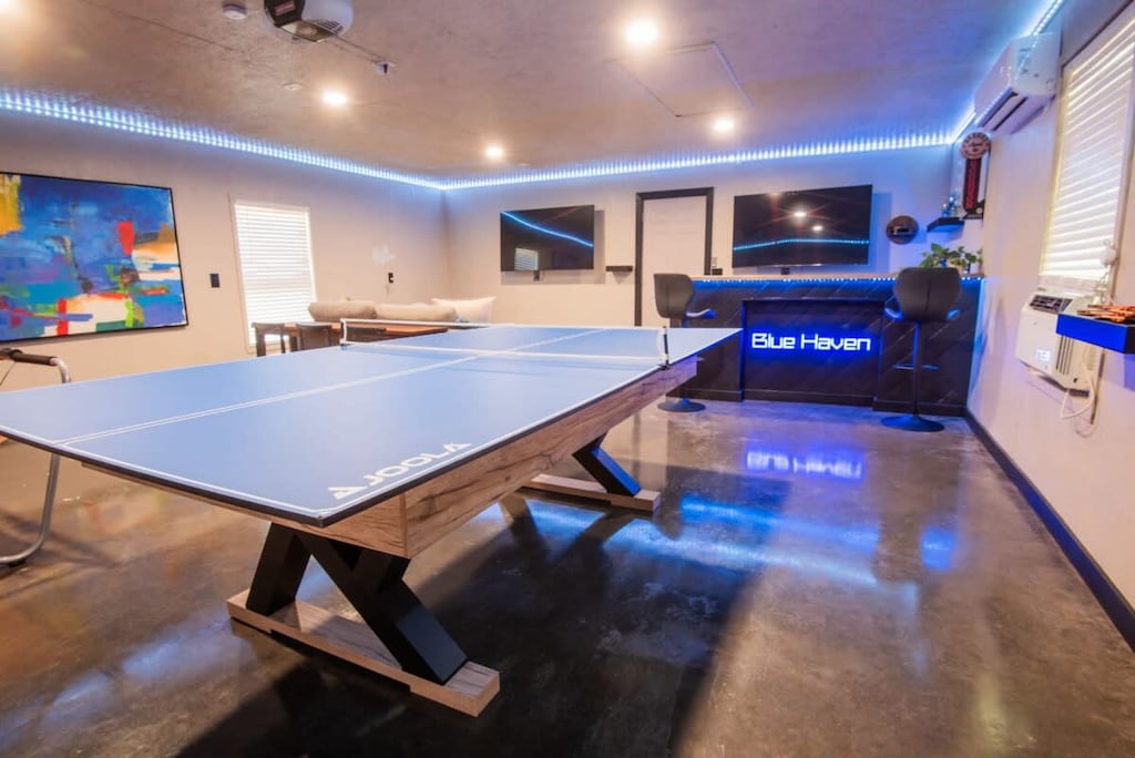 Enjoy the ultimate game room in our garage with a ping pong/pool table, basketball game, bar and 2 Smart TVs!