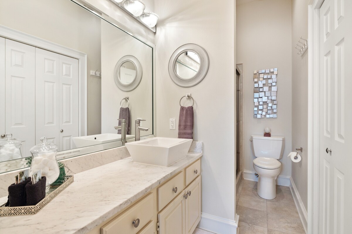 Private en suite master bath with shower.