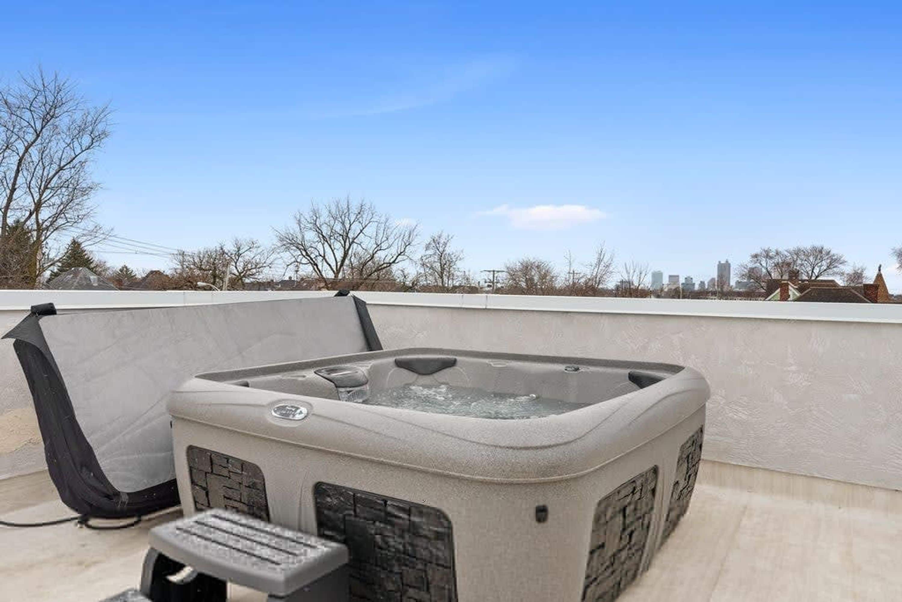 Rooftop Hot Tub - 9 Bed Luxury w Free Parking