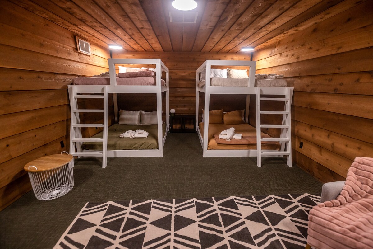 Our fifth bedroom has 2 Queen size bunk beds!