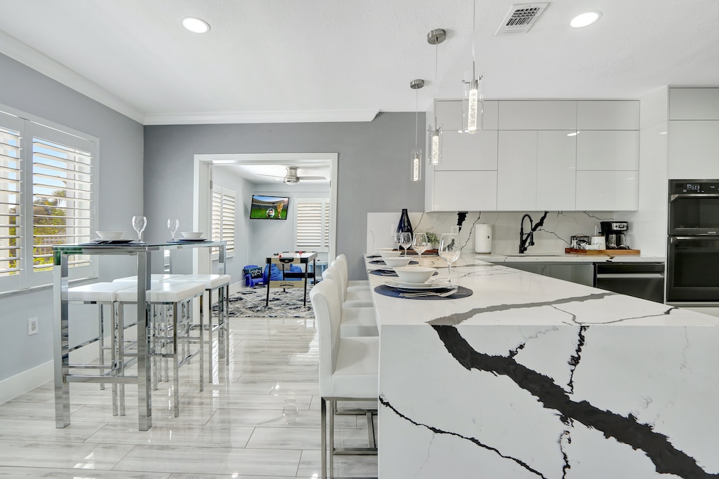 Kitchen | counter seating for 4