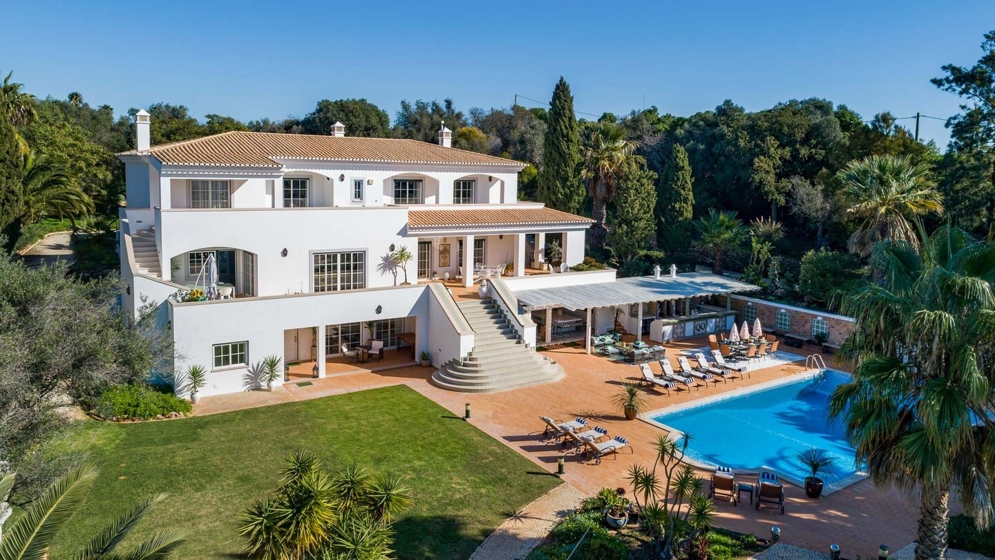 Property Image 1 - Idyllic Algarve Retreat with Pool and Mini-golf