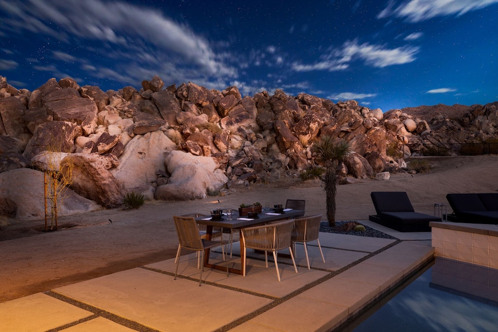 Outdoor dining with a splendid view of the boulders