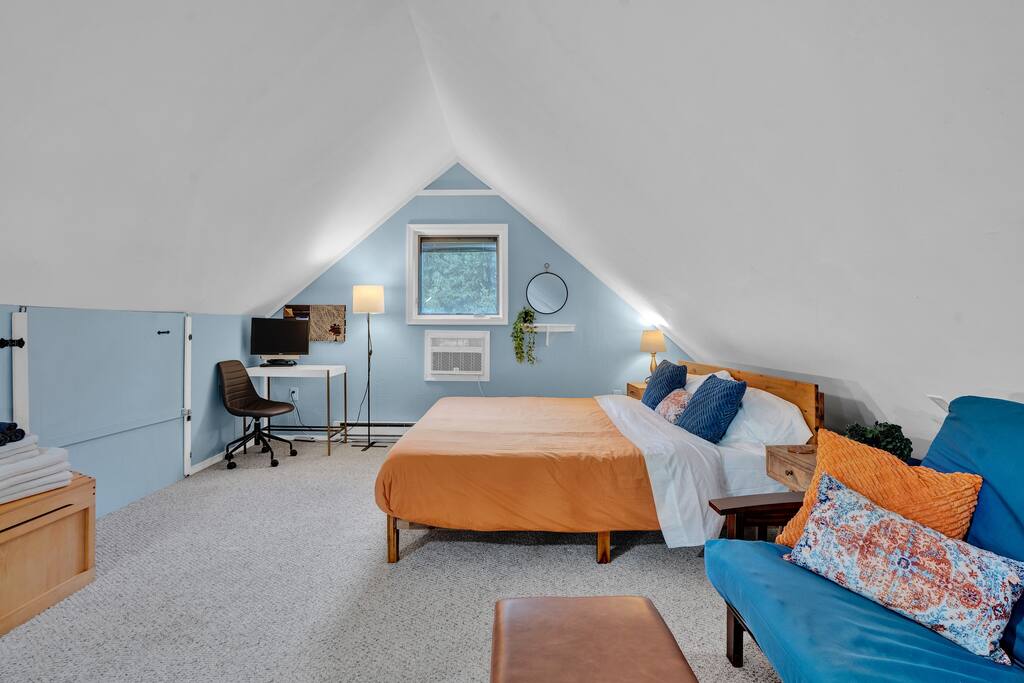 You will love this spacious loft! The king-size bed has a comfortable premium foam mattress. Those with the flexibility to work remotely can enjoy a longer stay and take advantage of the work station and high speed wifi throughout the house. 