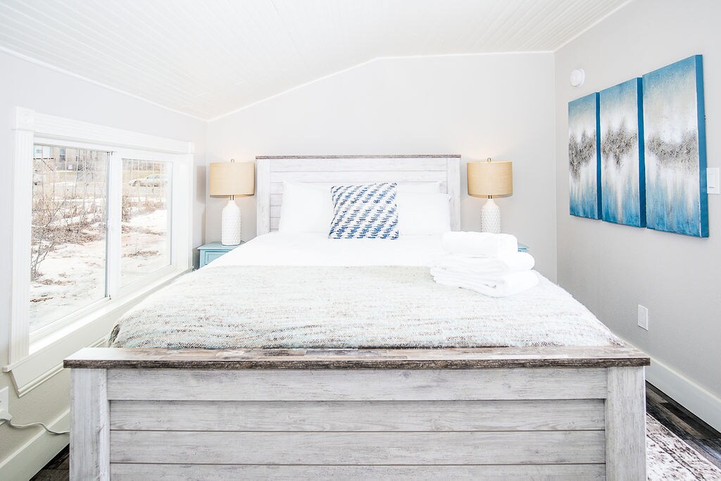 Master Bedroom | Queen Bed