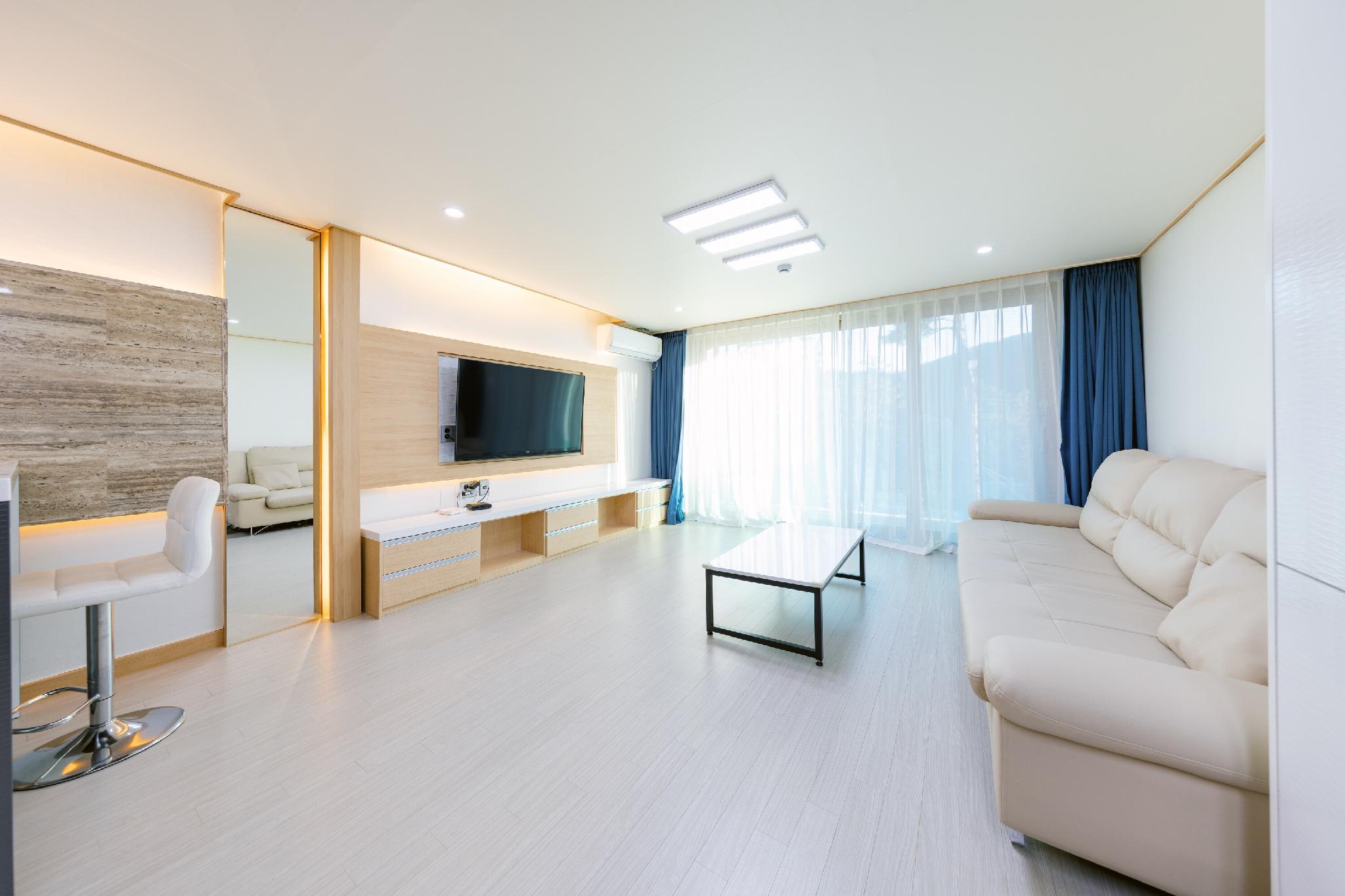 Property Image 1 - Sokcho Heidi Town House - 8