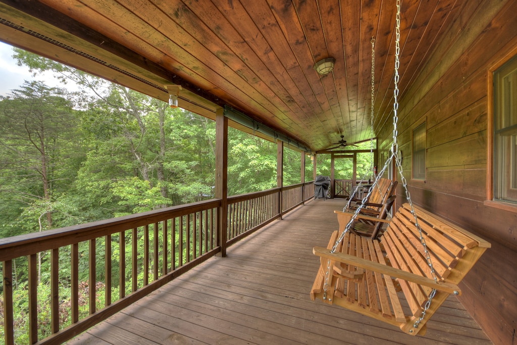 Ole Bear Paw Cabin - Deck Swing