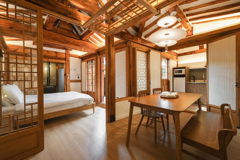 Property Image 2 - Luxury Hanok with private foot bathtub - Onyouheon - Two-Bedroom Villa