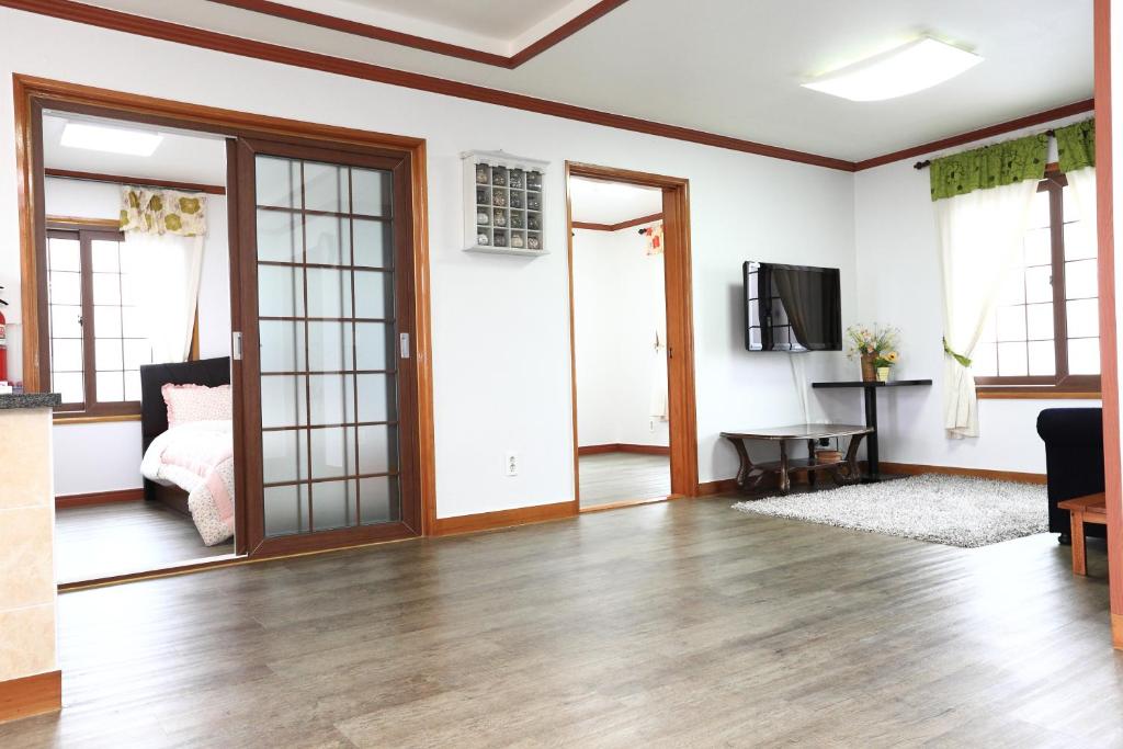 Property Image 1 - Gyeryonggil Pension - Three-Bedroom House