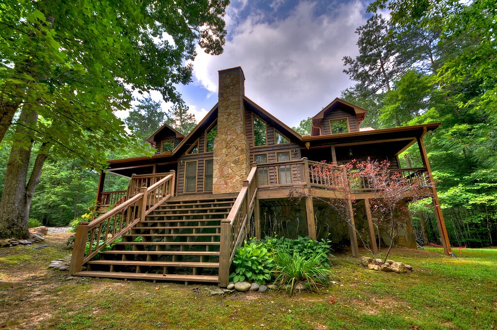 Awesome Retreat- Exterior rear view of the cabin