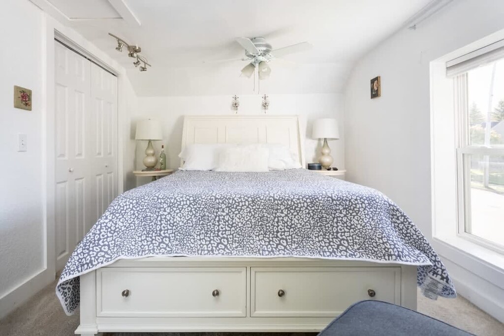 Upstairs bedroom with Queen Bed