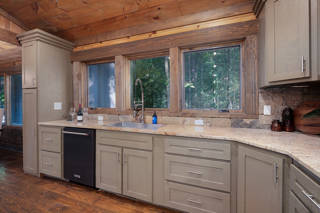 A Stoney River - Fully Equipped Custom Kitchen