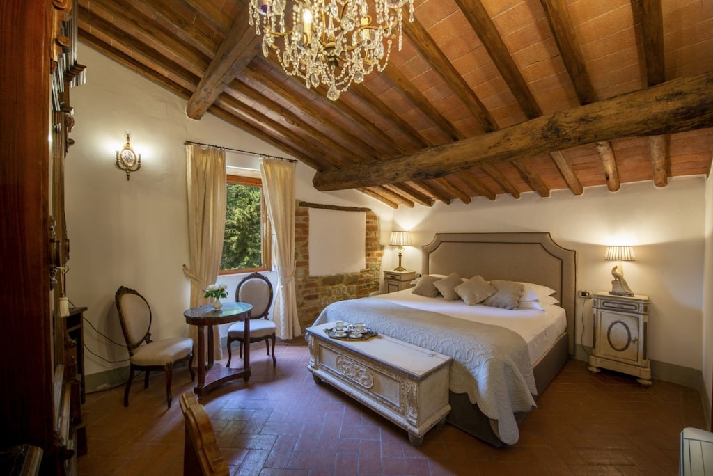 Bedroom 1 - Sillano : A serene retreat featuring a plush king bed, private terrace access, a complete bathroom, air conditioning, Smart TV, and Wi-Fi for a luxurious stay.