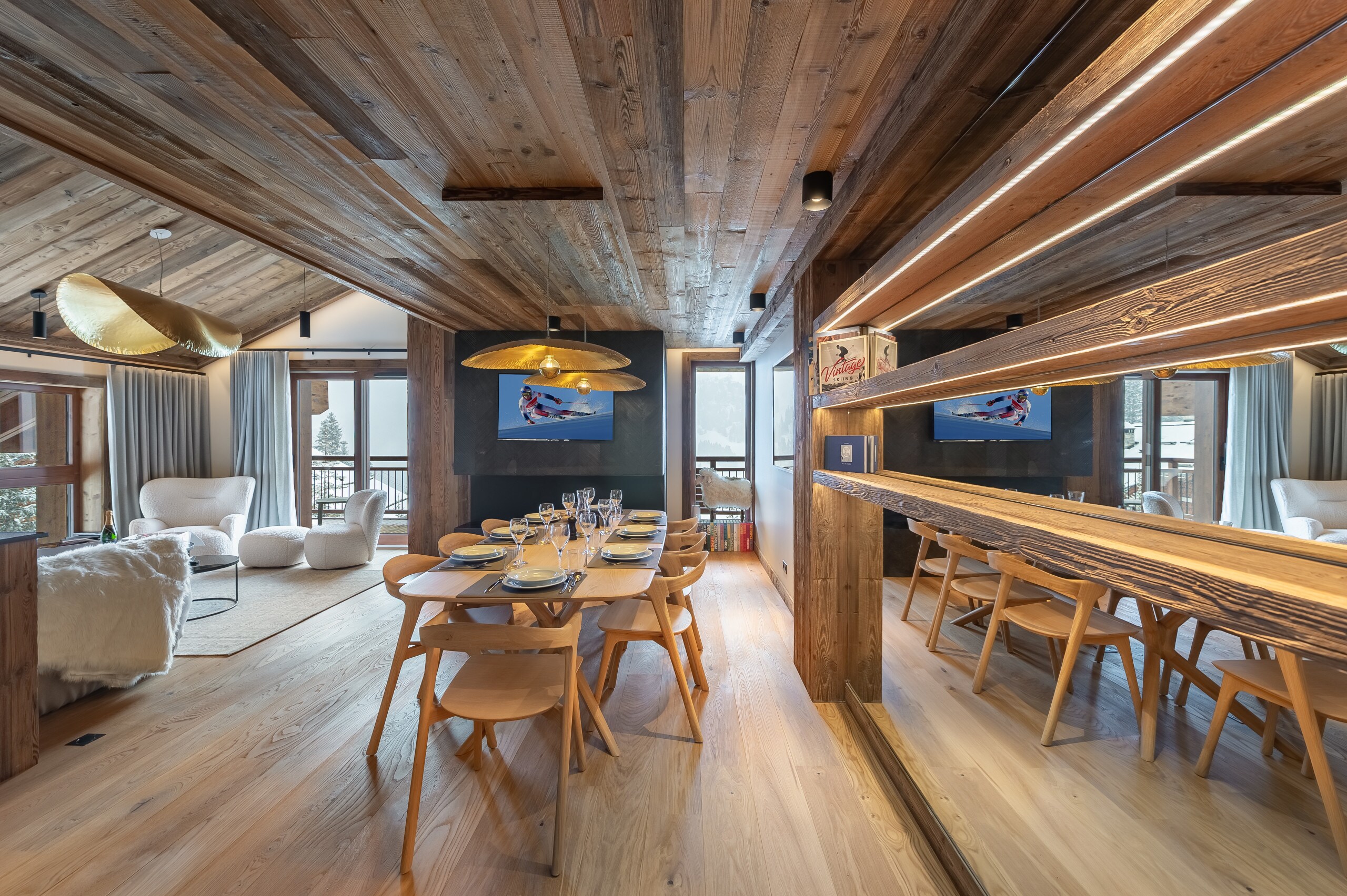 Discover the art of design in our luxury apartment in Meribel. The dining room offers an exceptional experience with a sophisticated design, and a breathtaking view of the Alps. Book now for an unforgettable experience.