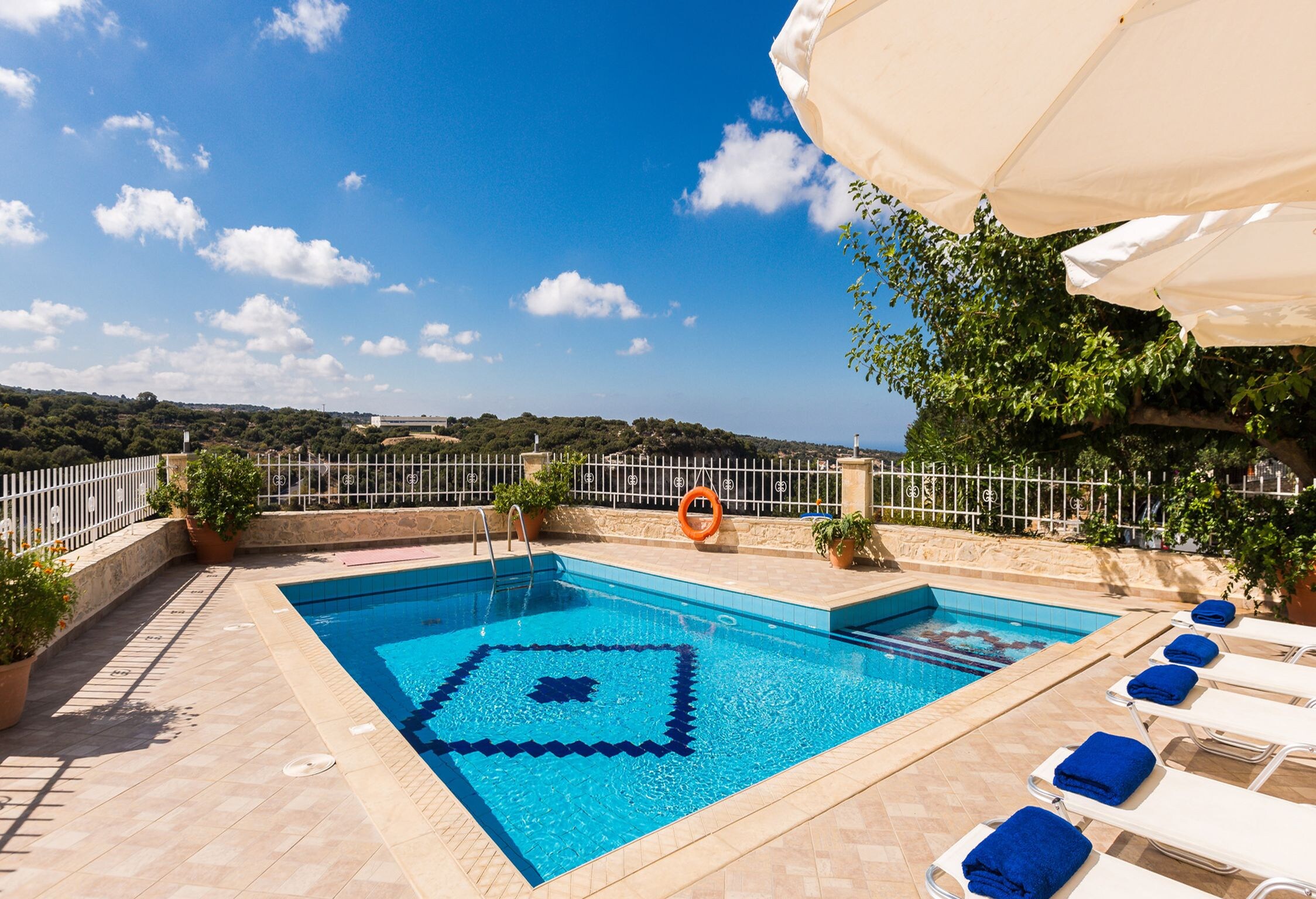 Stimulating pool surroundings