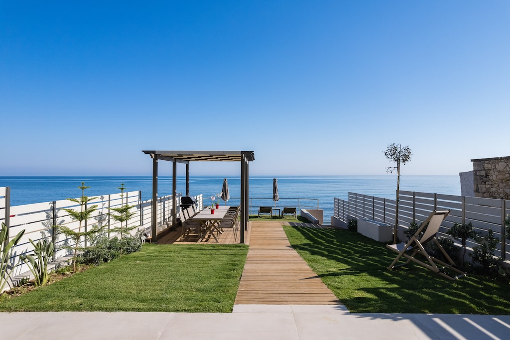 Stimulating pool surroundings