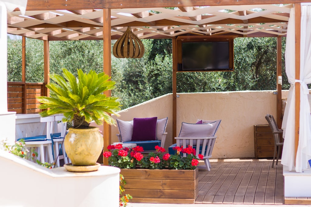 Sitting area under the shade of the pergola