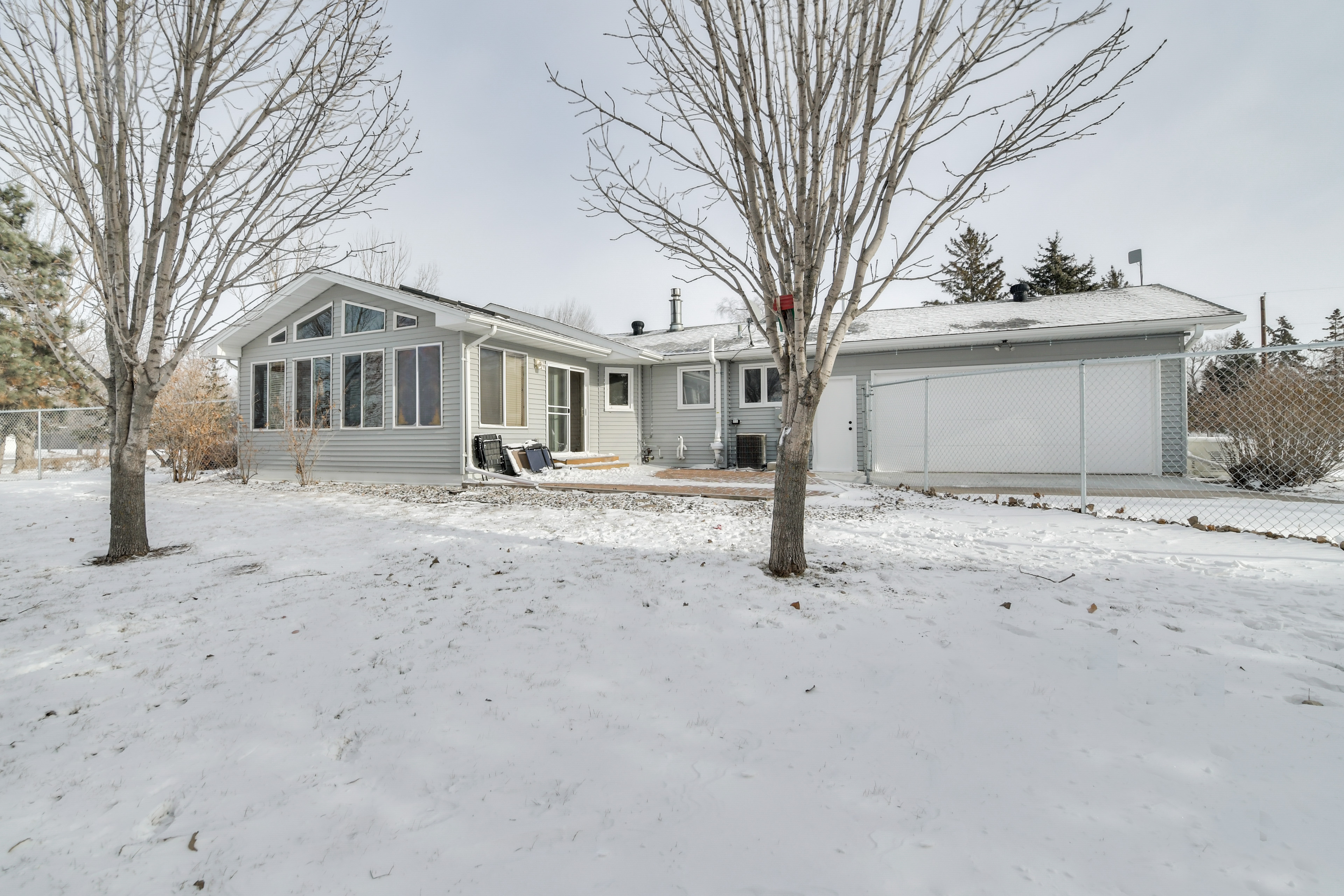 Hot Tub & Fenced Backyard: Moorhead Home!