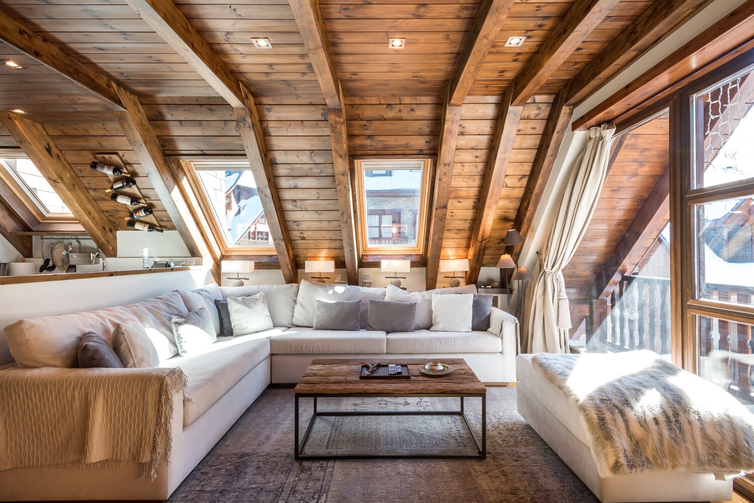 Marmotes by Totiaran is composed of a living room with kitchenette, 4 bedrooms and 3 bathrooms, in the urbanization of Val de Ruda, Baqueira,  at the foot of the slopes.