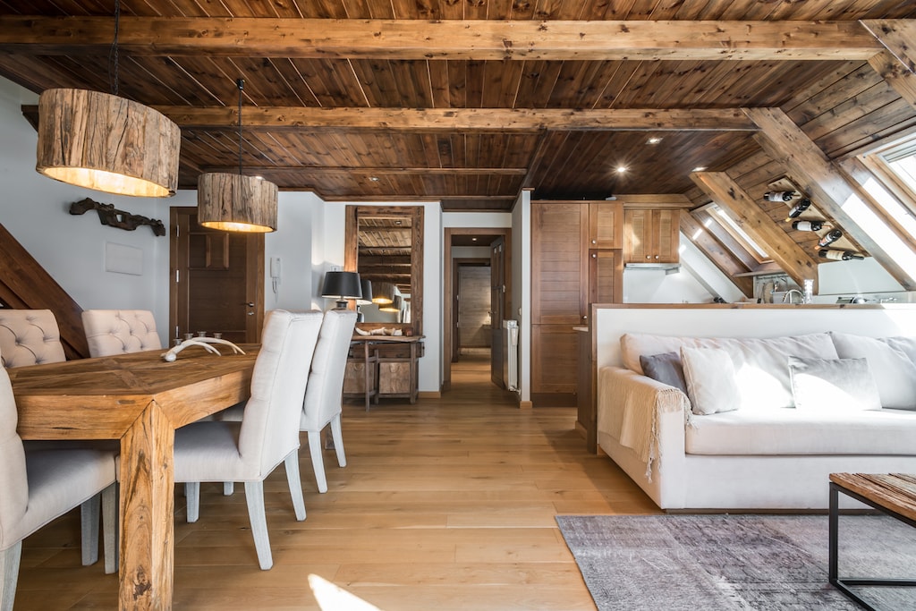 Marmotes by Totiaran is composed of a living room with kitchenette, 4 bedrooms and 3 bathrooms, in the urbanization of Val de Ruda, Baqueira, at the foot of the slopes.