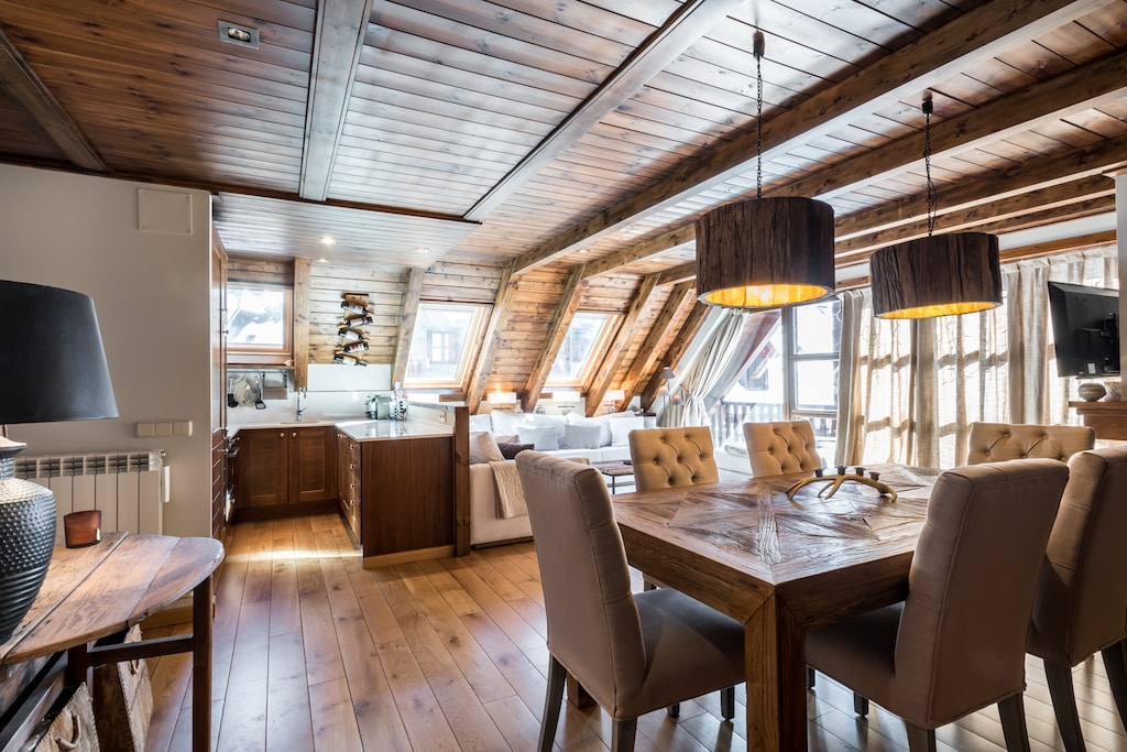 Marmotes by Totiaran is composed of a living room with kitchenette, 4 bedrooms and 3 bathrooms, in the urbanization of Val de Ruda, Baqueira, at the foot of the slopes.